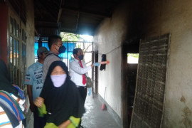 Ibu rumah tangga di Pringgasala ditemukan gantung diri di rumahnya