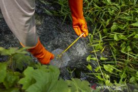 Uji kadar air limbah pabrik di Subang