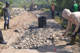 Purwakarta rampungkan pengaspalan dan beton jalan 13,5 km saat pandemi