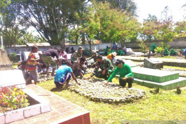 TNI bersama anak jalanan Jayawijaya gotong royong bersihkan TMP