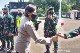 Polwan sambut HUT TNI dengan memberikan bunga ke prajurit di Istana