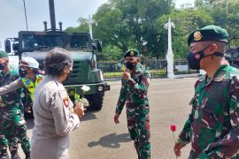 Polwan sambut HUT TNI dengan memberikan bunga ke prajurit di Istana