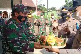 Surprise HUT TNI, Kapolsek Barumun bawa nasi tumpeng ke Makoramil 08 Barumun