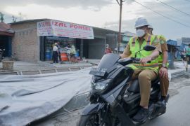 Kendarai sepeda motor, Bobby tinjau pembetonan jalan