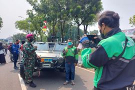 Pengemudi ojol matikan aplikasi demi berswafoto di pameran alutsista