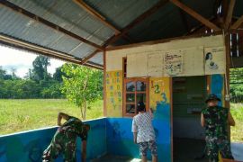 Satgas TNI bersama warga bersihkan Posyandu di perbatasan RI-PNG