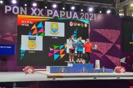PON Papua - Lifter putri Jambi sumbang medali emas angkat besi