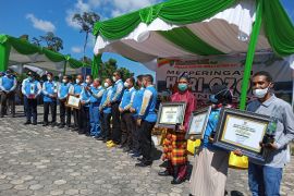 Gubernur Riau serahkan penghargaan lingkungan di Hari Ozon