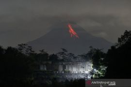 Gunung Merapi luncurkan guguran lava pijar sejauh 1,5 km