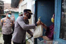 Personel TNI-Polri blusukan berikan bansos warga terdampak COVID-19 di Sukabumi