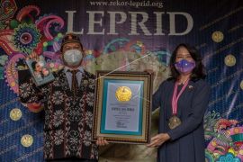 Rekor LEPRID untuk bidan penulis buku