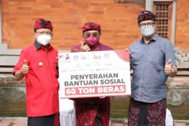 Gubernur Koster terima bantuan 60 ton beras dari OJK-industri keuangan