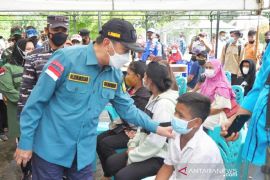Melihat Serbuan Vaksin Maritim di pulau terluar di Riau