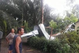 Puting beliung rusak 34 rumah warga desa di Serdang Bedagai