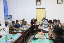 Bupati Tapteng berhasil mediasi pertikaian poktan Dosniroha dengan PT SGSR