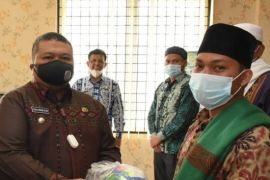 Bupati Tapsel serahkan bantuan berbagai alat olahraga ke beberapa pondok pesanten