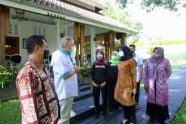 Yayasan Kampung Sedunia berikan bantuan 170 kursi roda penyandang disabilitas Banyuwangi