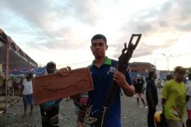 PON Papua - Serba-serbi: Rio Maholtra kepincut ukiran Kamoro di Mimika