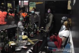 Aparat gerebek kafe New Makasar di Surabaya