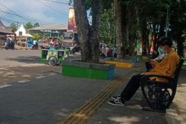 Ngadem di kursi trotoar Taman Remaja