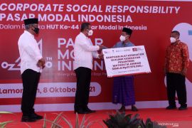 Vaksinasi OJK dan Pemberian Bantuan Sosial