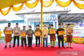 Gubri serahkan bansos Rp23 miliar untuk anak panti se Riau