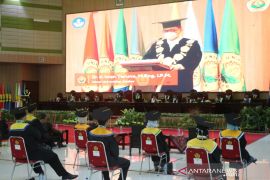 Rektor Iwan Taruna dorong lulusan Unej berwirausaha saat pandemi
