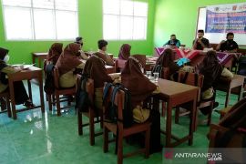 Pelajar  SMPN 6 Palembayan  dilatih  teknik penulisan berita oleh PWI Agam