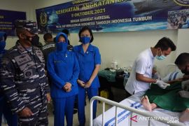 Lantamal Ambon peringati Harkesal 2021 dengan khitanan massal, berbagi kasih