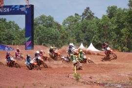 PON Papua - Crosser muda tuan rumah boyong emas cabang motorcross 125cc beregu