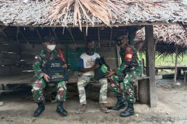 Personel TNI bagikan sembako ke warga Skanto Keerom