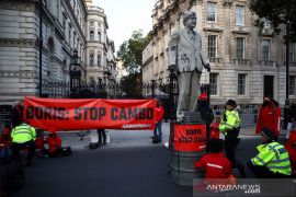 Aksi protes rencana pengeboran minyak di Cambo
