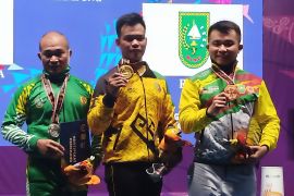 PON Papua - Lifter angkat berat Lampung Viki Aryanto sabet medali emas