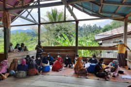 Polres Merangin gelar vaksinasi di desa terpencil berjalan ekstrem