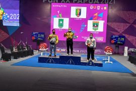 Sempat tangan sakit, lifter Lampung Robi raih emas angkat berat