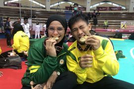 PON Papua - Pasangan suami istri Iqbal-Sarah raih emas pencak silat