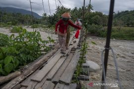 Tiga Tahun Jembatan Gantung Salua Belum Diperbaiki Page 1 Small