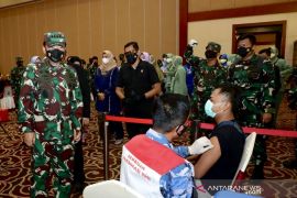 Panglima TNI tinjau vaksinasi dan serahkan bantuan langsung tunai ke PKL