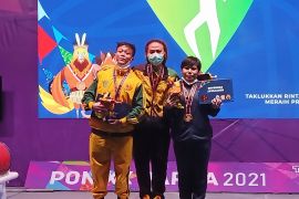 Lifter Sri Hartati meraih emas angkat berat putri PON Papua