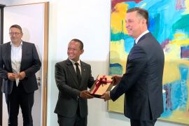 Bahlil dorong Volkswagen asal Jerman bangun industri bahan baku baterai listrik