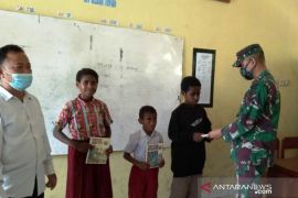 Satgas TNI Yonif 512 bagikan buku tulis kepada siswa SD di perbatasan RI-PNG