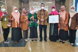 Wali Kota Kendari menerima penghargaan Kota layak Anak 2021