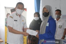 11 siswa terima beasiswa dana bantuan pendidikan Baznas HSS