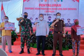 TNI salurkan BLT ke pedagang kaki lima  di Musi Banyuasin