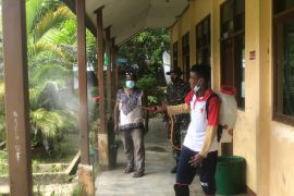 Satgas TNI Yonif 512 bersama warga perbatasan semprot disinfektan cegah COVID-19