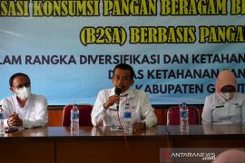 Pemkab Garut bagikan 500 paket pangan kudapan bergizi untuk pelajar