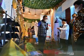 Wapres terpikat kerajinan miniatur perahu dari kayu langka dari Tanimbar, jajaki pasar ekspor