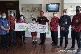 Bupati-Wabup Karangasem serahkan Santunan Kematian dan Beasiswa Pendidikan