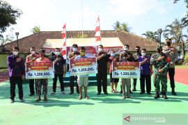 Bupati Klungkung serahkan Bantuan Tunai kepada Pedagang Kaki Lima dan Warung