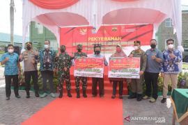 Danrem 031/WB serahkan bantuan tunai untuk 5000 PKL dan Warung